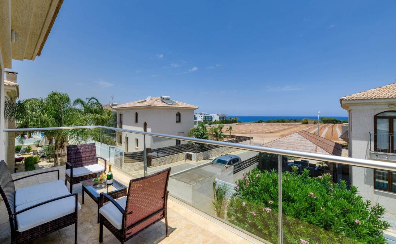 Blue Water Bay Villas Паралимни Экстерьер фото