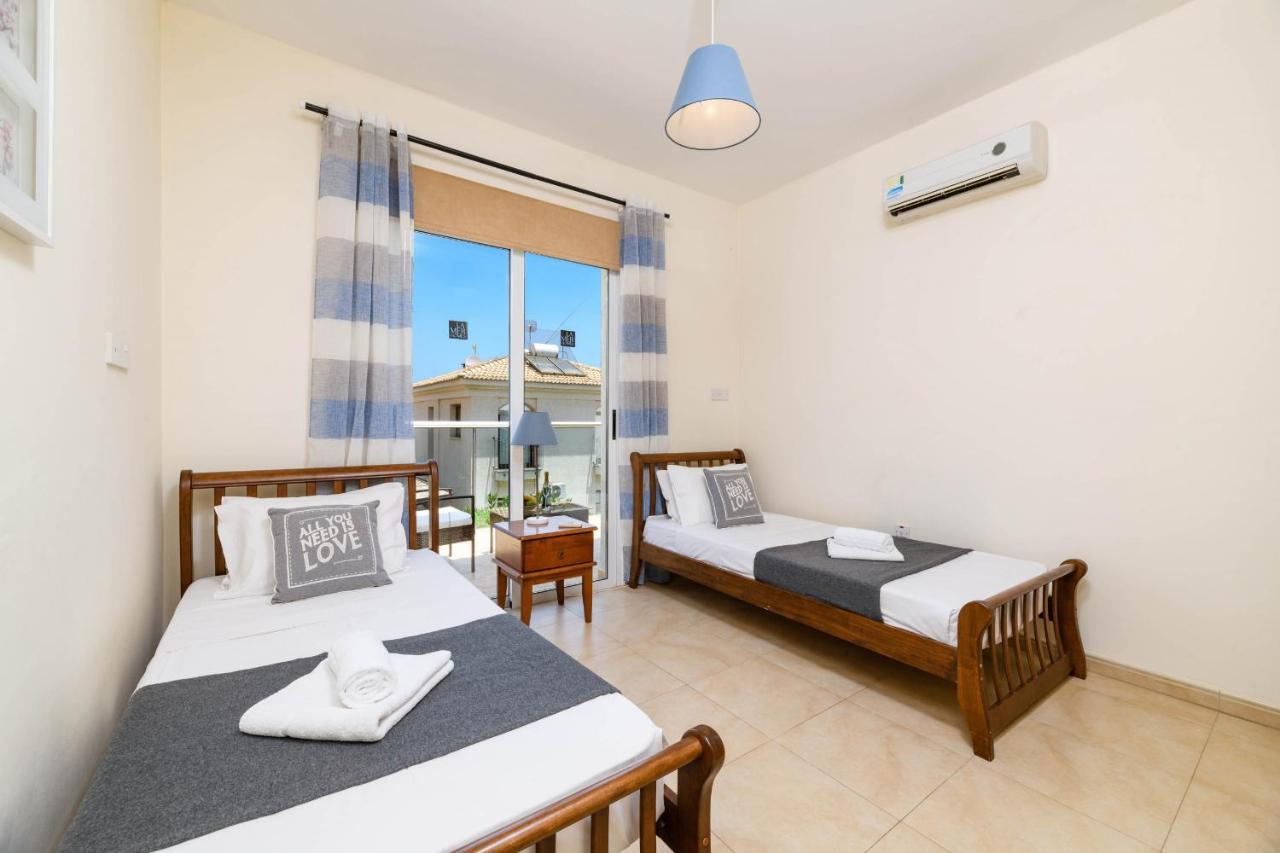 Blue Water Bay Villas Паралимни Экстерьер фото